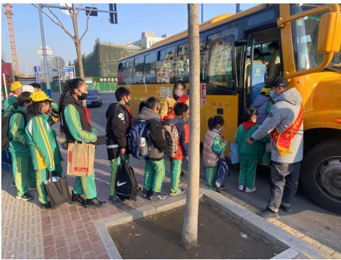 引導(dǎo)學(xué)生文明乘坐校車.jpg